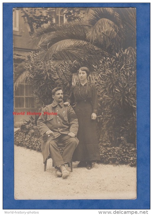 CPA Photo - Portrait D'un Poilu Du 29e Régiment Et Sa Femme - Voir Uniforme , Insigne Ou Broche Croix De Lorraine - WW1 - Guerre 1914-18