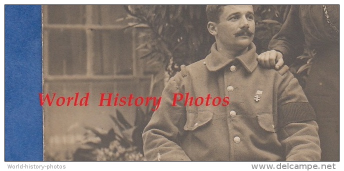 CPA Photo - Portrait D'un Poilu Du 29e Régiment Et Sa Femme - Voir Uniforme , Insigne Ou Broche Croix De Lorraine - WW1 - Guerre 1914-18