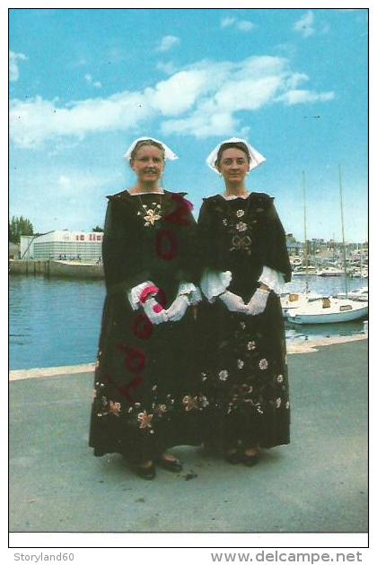 Cpm 29260 , Costume Breton (2 Femmes Sur Port) - Costumes