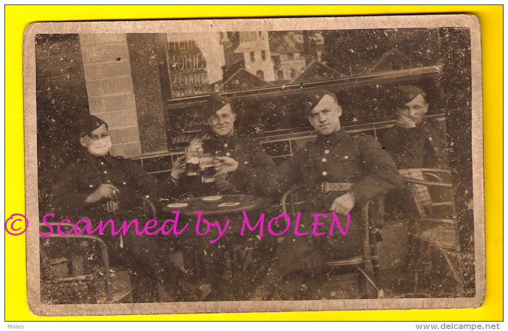 CARTE PHOTO MILITAIRE = LES AMIS AUX ESTAMINET FOTOKAART VRIENDEN OP CAFÉ DRINKEN BIER BIÈRE Beer Brasserie Birra 891 - Autres & Non Classés