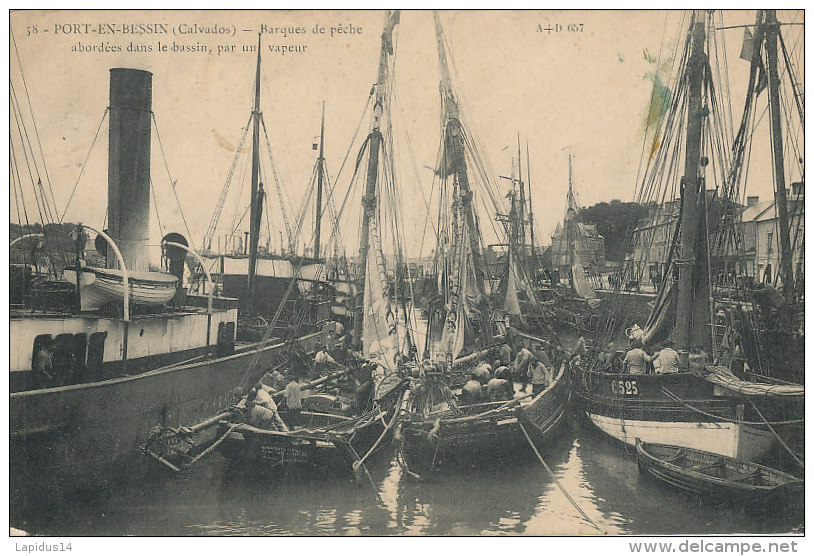 WW 511 / C P A  -PORT EN BESSIN   (14)   BARQUES DE PECHE ABORDEES DANS LE BASSIN PAR UN VAPEUR - Port-en-Bessin-Huppain