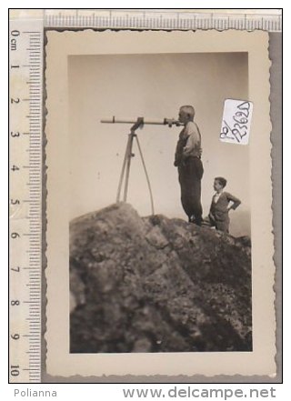 PO2362D# FOTOGRAFIA OSSERVATORI CON CANNOCCHIALE ASTRONOMICO Anni '50 - Oggetti