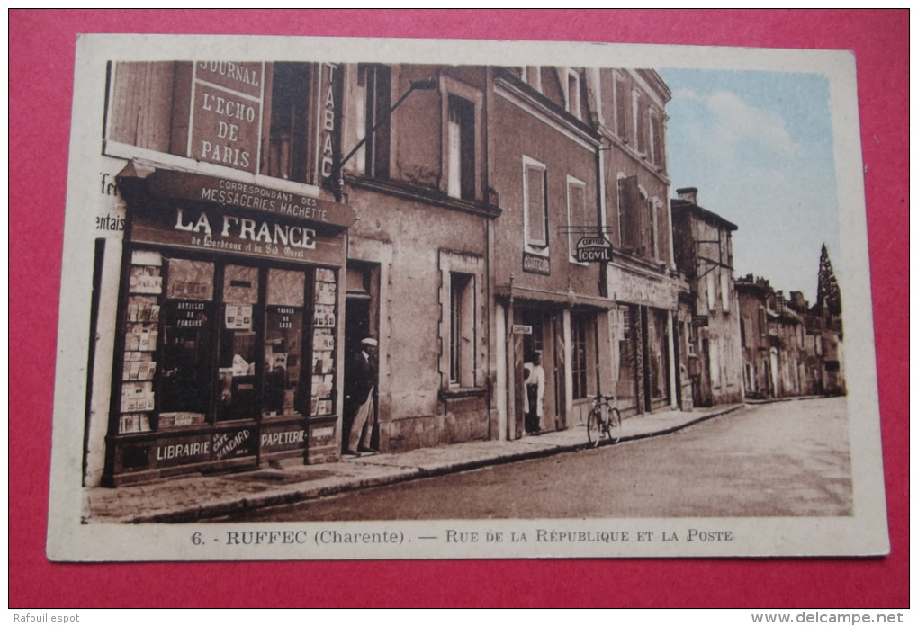 Cp  Ruffec Rue De La Republique Et De La Poste Couleur - Ruffec