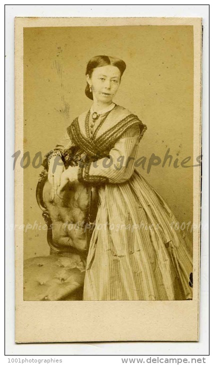 CDV Anonyme. Portrait De Mademoiselle Léonie Brifaut. Avis De Décès Avec Son Fils De 2 Jours Au Dos - Other & Unclassified