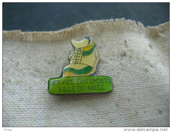 Pin's Du Service Des Sports De La Ville De METZ. Chaussure De Sport - Biathlon