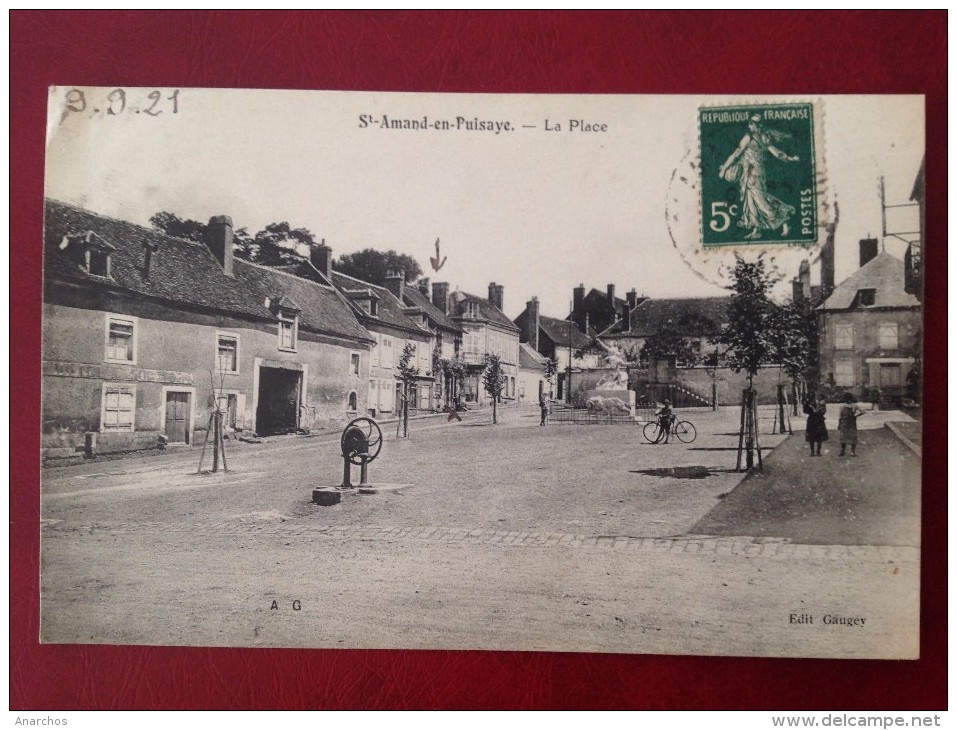 58 Nièvre St SAINT AMAND EN PUISAYE La Place (pompe) - Saint-Amand-en-Puisaye