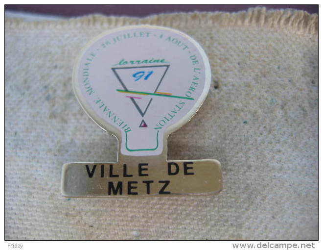 Pin's Montgolfiere: Biennale Mondiale De L'Aérostation De Lorraine Du 26 Juillet Au 4 Aout  1991. Ville De METZ - Airships