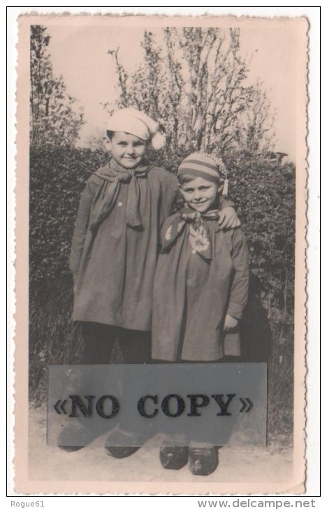 CONDÉ-SUR-SARTHE  -  Photo De Fête   (PÂQUES  1945)  Non Identifiée - Personnes Anonymes