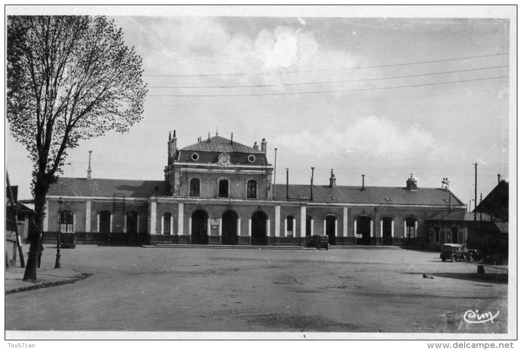 GUERET  - CREUSE   (23) - 2 CPSM DES ANNEES 1950. - Guéret