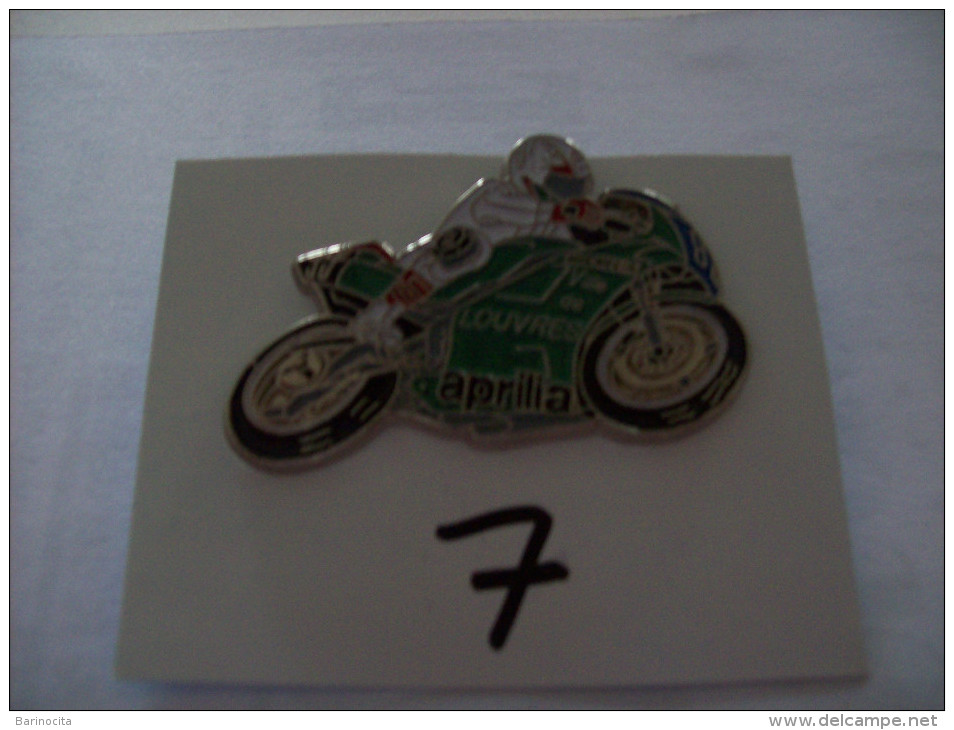 PIN´S - MOTO APRILLA - Ville De Louvres - Michelin        -   Voir Photo ( 7 ) - Motorfietsen