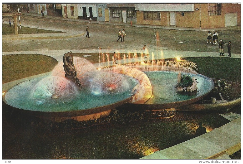 Medellin Colombia.  Fuente Luminosa Frente Al Teatro Pablo Tobón Uribe.   S-2083 - Colombia