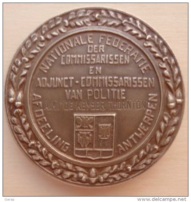 DB-126 Médaille Bronze Signée (difficile à Lire.Antiverpen 1297-1947) Nationale Fédératic Der Commissiarissen Va Politie - Bronzes