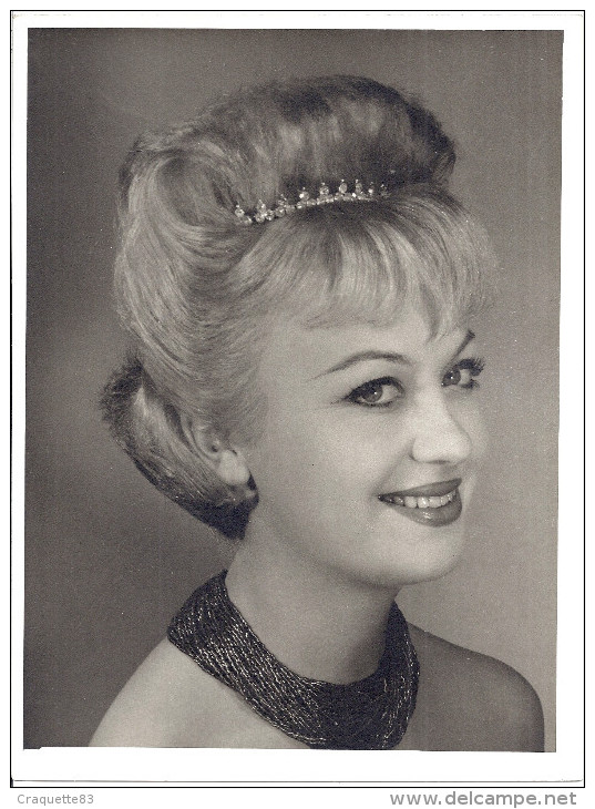 MODELE DE COIFFURE  HAUTE COUTURE  ANNEES 1950 BLONDE AVEC DIADEME - Métiers