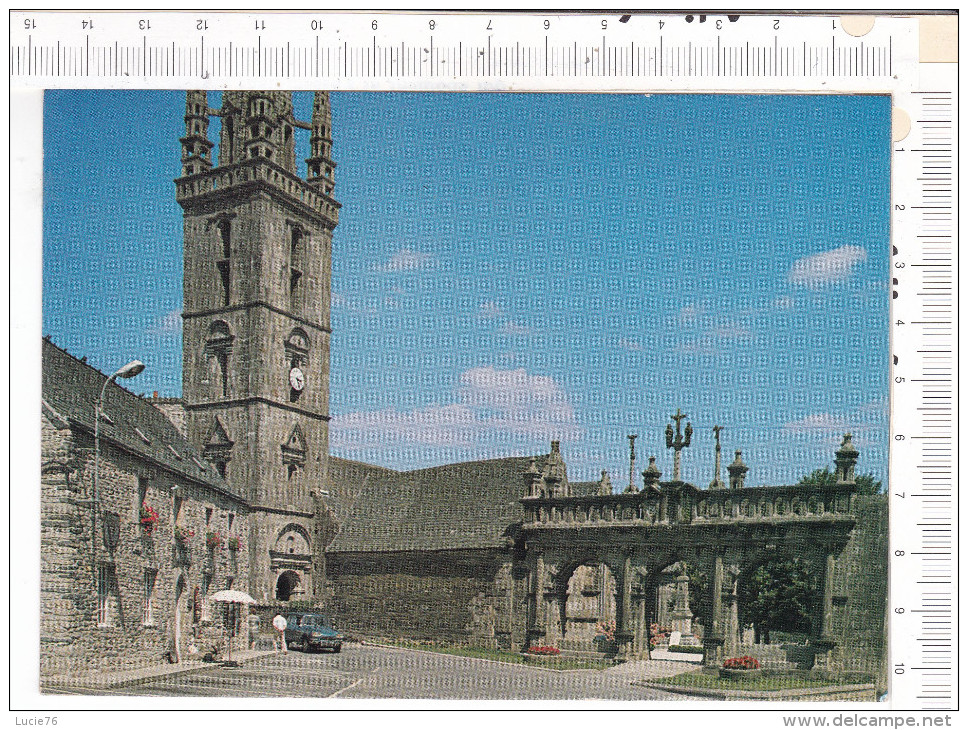 SIZUN  -   Vue  Générale Sur  L  Arc  De  Triomphe  Et  La  Place De L  Eglise -  Véhicule - Sizun