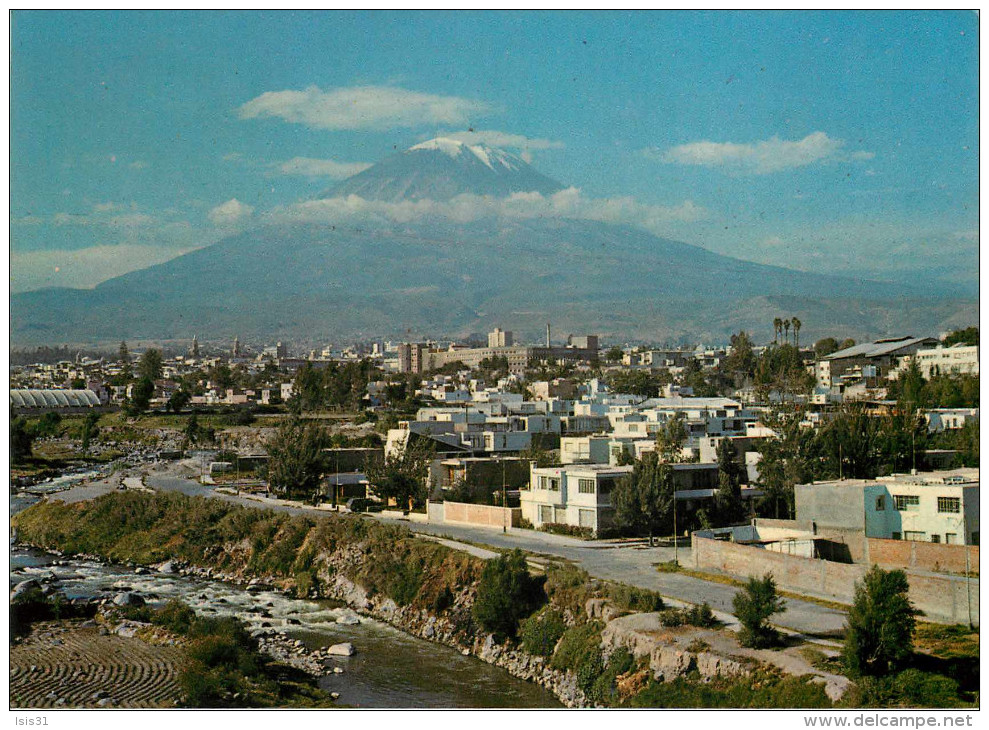 Amérique - Volcans - Péru - Pérou - Ciudad De Arequipa Al Fondo Volcan Misti - Moderne Grand Format - Bon état Général - Pérou