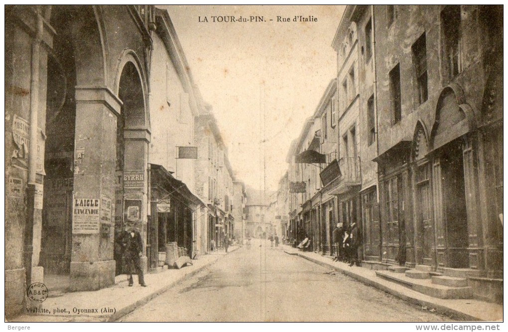 CPA LA TOUR DU PIN   Rue D'Italie. Commerces, Pub L'aigle Assurances, Byrrh. 1904 - La Tour-du-Pin