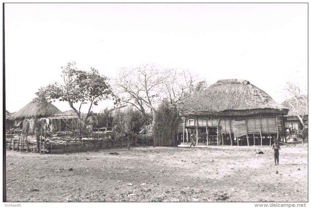 Cases Africaine . Photo . - Non Classés