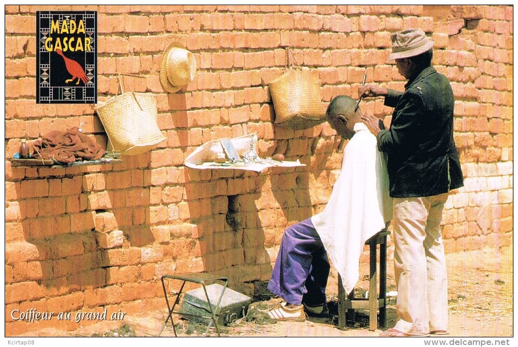 MADAGASCAR . Coiffeur Au Grand Air . - Madagascar