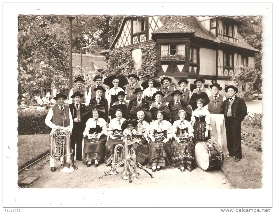 CPA  67 - STRASBOURG Groupe Folklorique " Les Cigognes" - Hommes & Femmes En Cortumes + Instruments - Musica