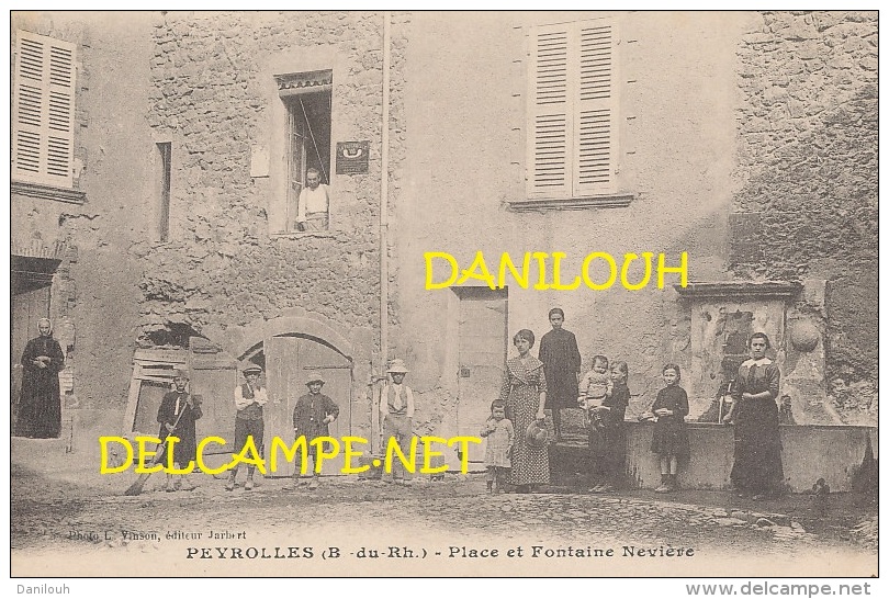 13 // PEYROLLES   Place Et Fontaine Nevière   ANIMEE  Edit Jarbert - Peyrolles