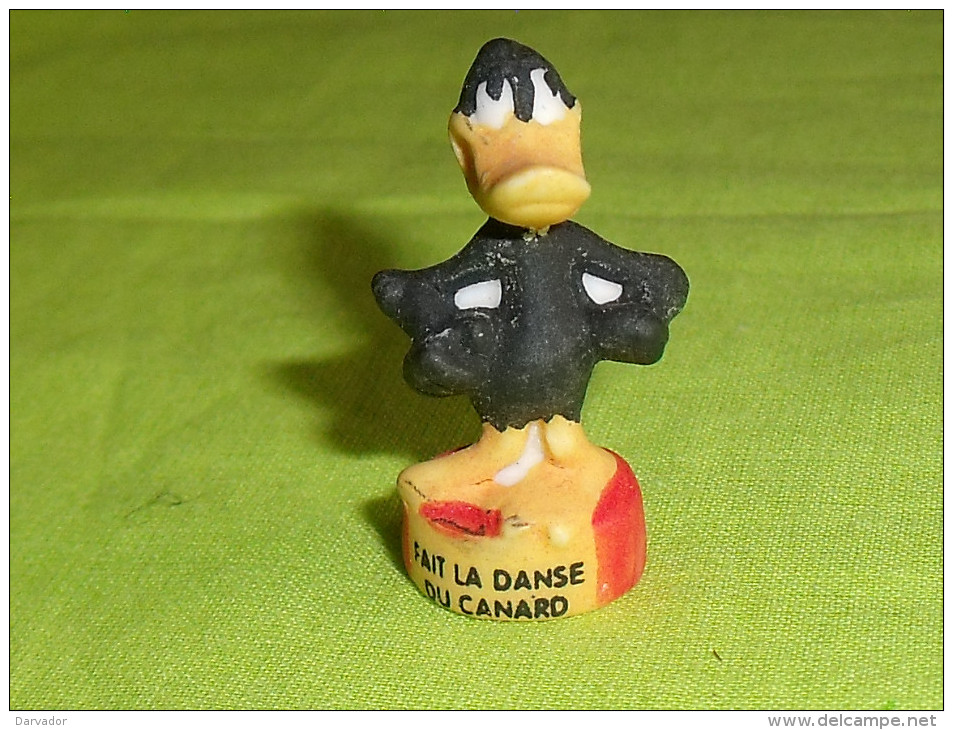 Fèves / Dessins Animés / WB :canard , Daffy Duck,fait La Danse Du Canard  " Mat "       T104 - Dessins Animés