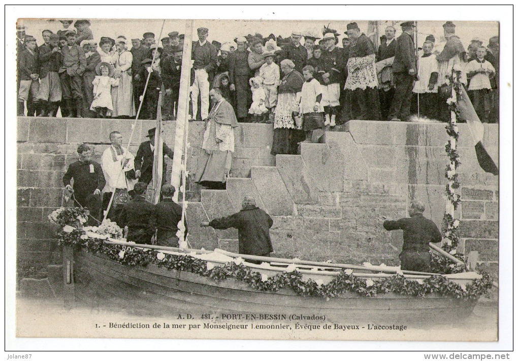 CPA 14  PORT EN BESSIN   1908     BENEDICTION DE LA MER PAR MONSEIGNEUR LEMONNIER  EVEQUE DE BAYEUX   L ACCOSTAGE - Port-en-Bessin-Huppain