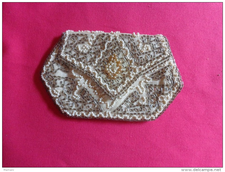 Petite Pochette Ancienne Avec Des Perles  13x8cm Dans Sa Plus Grande Largeur - Purses & Bags