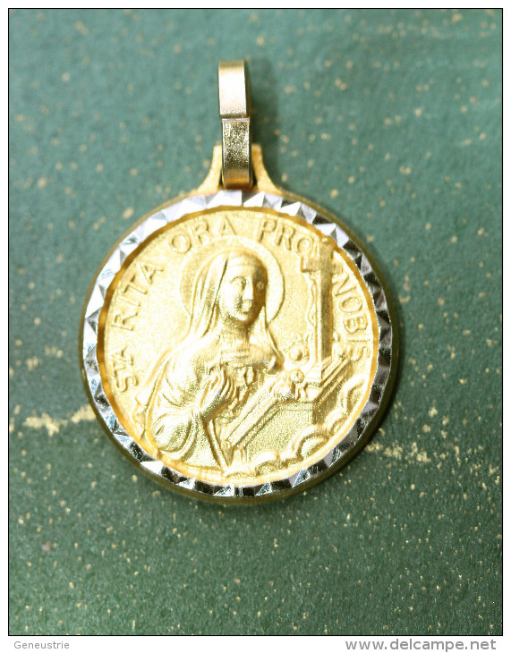 Pendentif Médaille Religieuse Métal Doré "Sainte Rita" Golden Religious Medal - Religione & Esoterismo