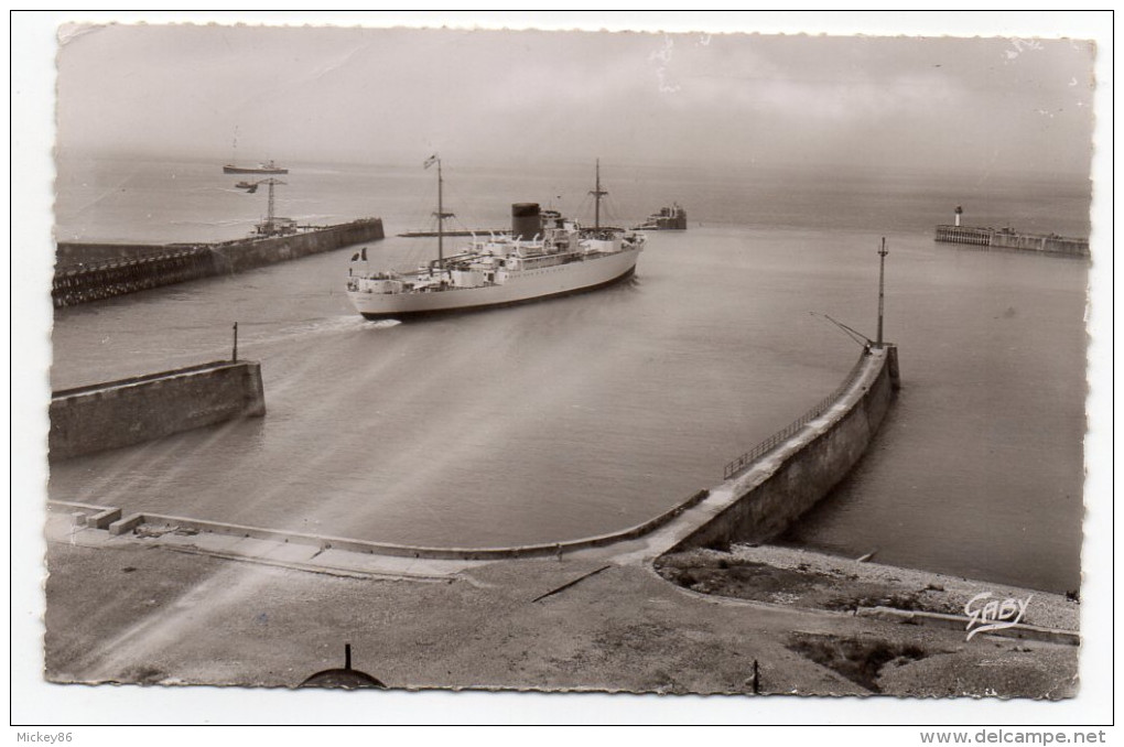 DIEPPE--1953-Bateau Bananier "Fort Dauphin" Quittant Le Port ,cpsm 14 X 9  N°25  éd  Artaud....à Saisir - Dieppe