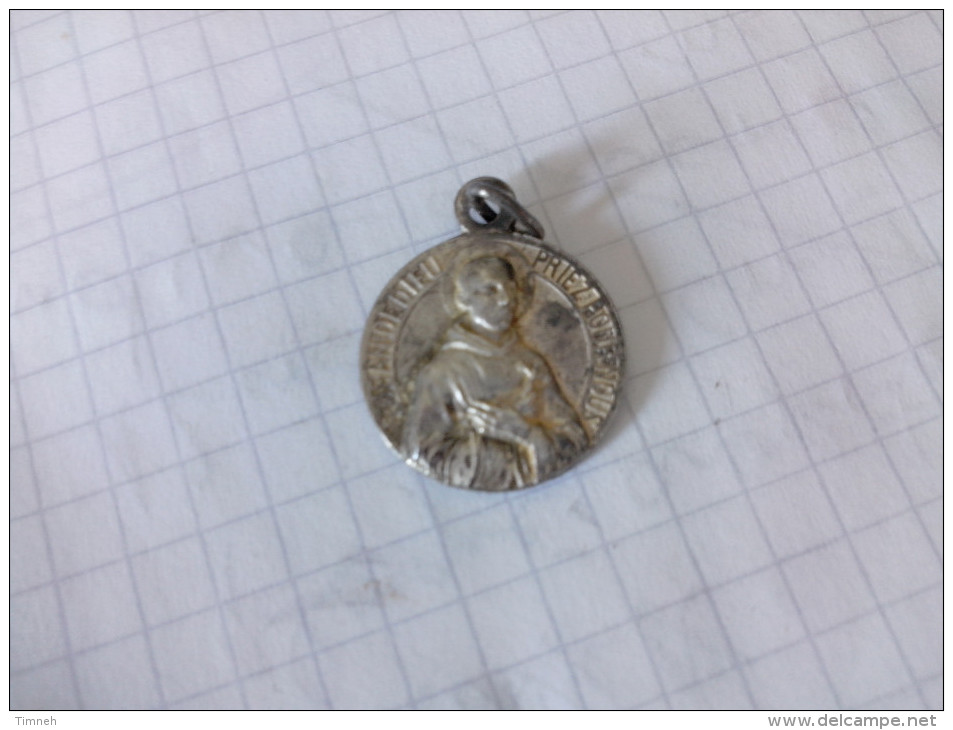 Médaillon Religieux Ancien JEAN DE DIEU PRIEZ POUR NOUS GRENADE SERA TA CROIX En Relief - Pendentifs