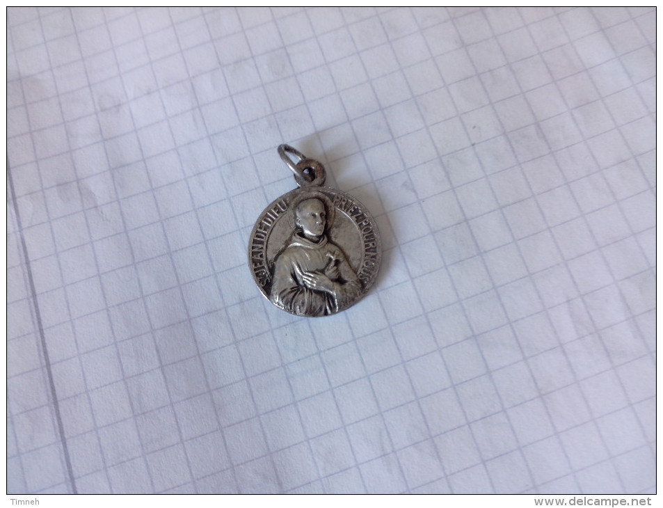 Médaillon Religieux Ancien JEAN DE DIEU PRIEZ POUR NOUS GRENADE SERA TA CROIX En Relief - Pendants