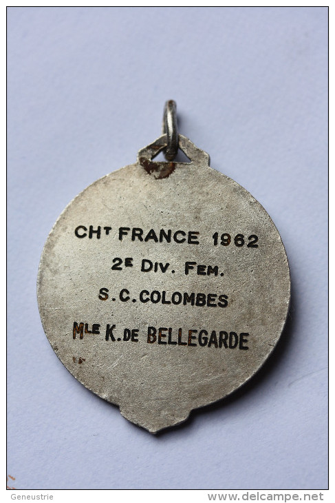 Belle Médaille Récompense De Lawn Tennis "Championnat De France De Tennis Féminin 1962 - Colombes" - Abbigliamento, Souvenirs & Varie