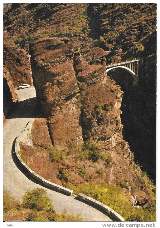 Les Gorges De DALUIS - La Route Près Du Pont Du Saut De La Mariée - Autres & Non Classés