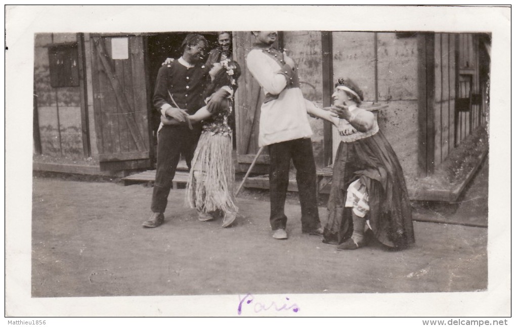 Photo 1918-1919 PARIS - Soldats Américains Dans Un Camp Militaire, Caserne, Théâtre (A111, Ww1, Wk 1) - Guerre 1914-18