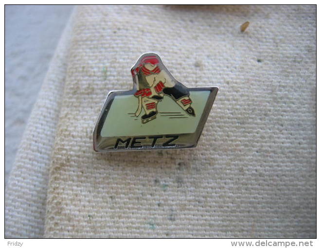 Pin´s Du Hockey Club De La Ville De METZ, Patinoire De La Ville - Skating (Figure)