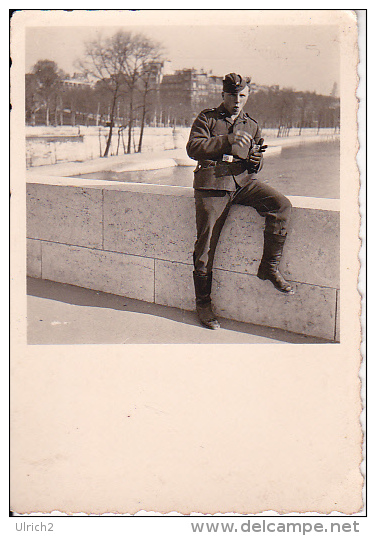 Foto Deutscher Soldat Auf Brücke - 2. Weltkrieg 5,5*5,5cm  (16854) - Krieg, Militär