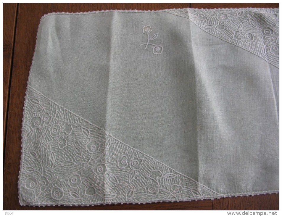 Naperon Ou Set De Table Rectangulaire  Toile Vert Pale  Brodé Main En Blanc  50 X 30 Cm Env  TBE - Autres & Non Classés