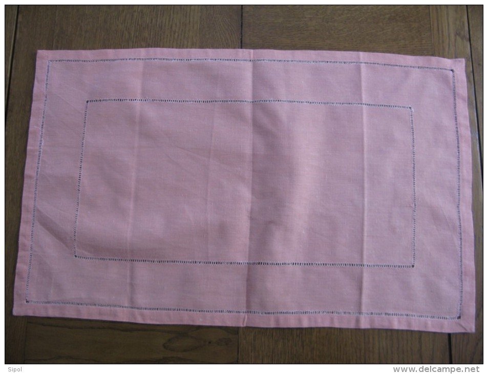 Napperon Ou Set De Table  Rectangulaire  Toile Rose Jours à La Main 55 X 34 Cm Env - Autres & Non Classés