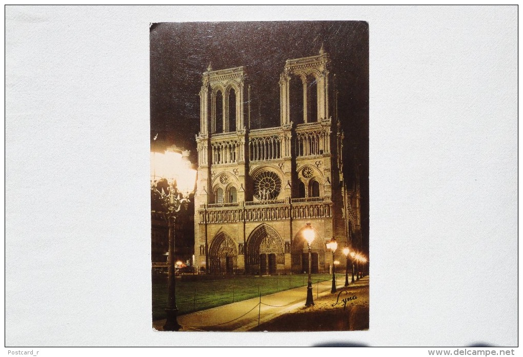 France Paris La Nuit La Cathedrale Notre Dame  1981    A 34 - Kirchen