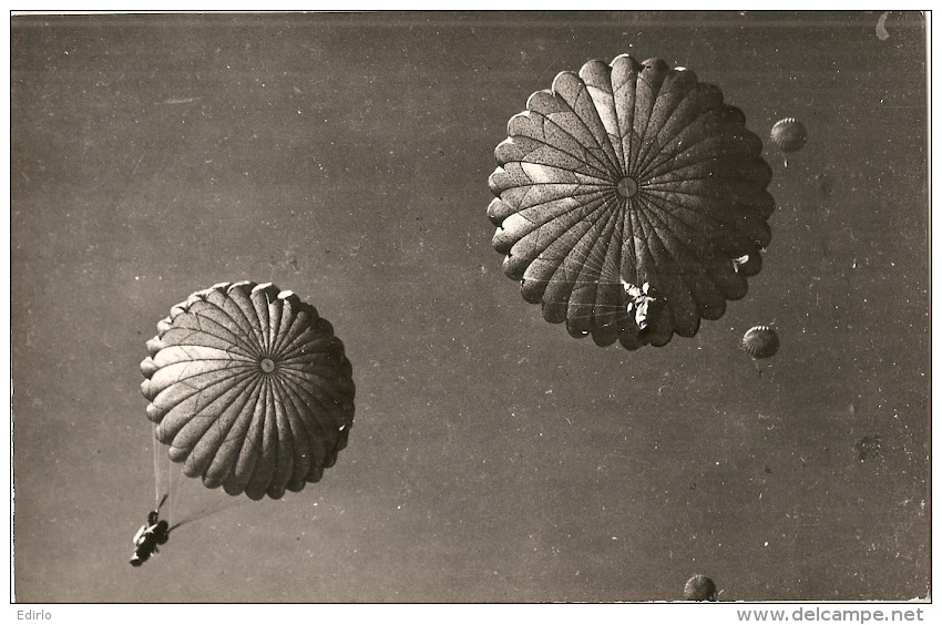 CPA PARACHUTISME - MILITARIA - Photo Maurice Collin CHAVILLE  Seine Et Oise - Parachutting