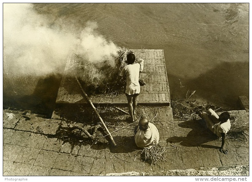 Inde Scène De La Vie Quotidienne Cremation Fumee Paille Ancienne Photo 1960 - Autres & Non Classés