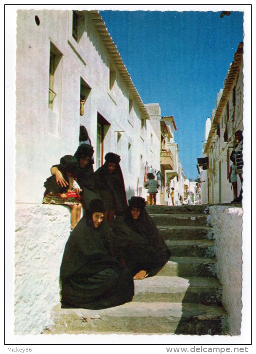 Portugal-- NAZARE -En Attendant Le Retour Des Pêcheurs (femmes Assises En Costumes Traditionnels,animée) N° 236 éd Super - Leiria