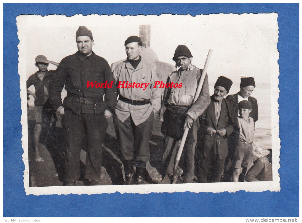 Photo Ancienne - Militaire Français Sur Un Bateau De Pêche Avec Un Chercheur D'argent Et Sa Poele - Vieux Métier - Guerre, Militaire