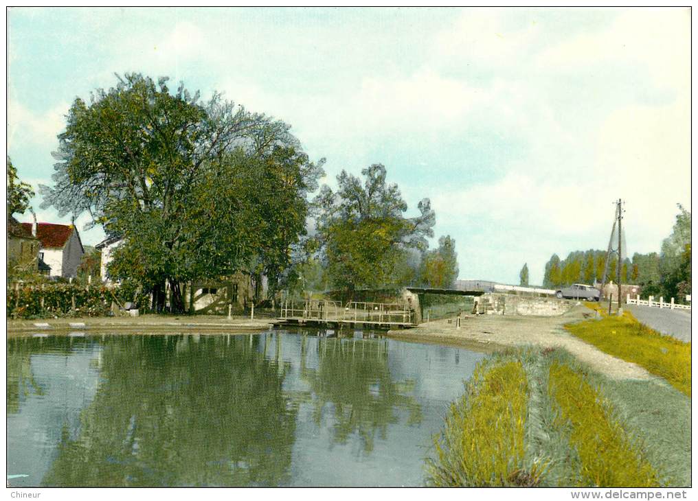 LERE LE PONT DES HOUARDS CITROEN DS SUR LE PONT - Lere