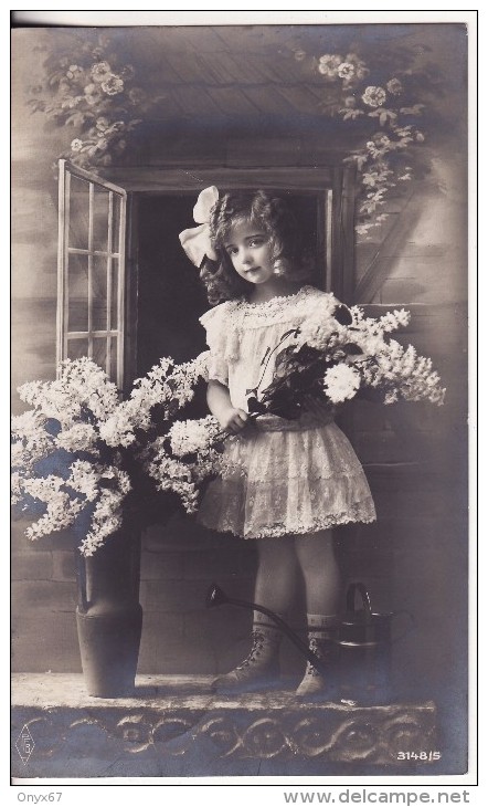 Carte Postale Fantaisie Enfant-Jeune Fille-Young Girl-Child Woman-Kind-Ruban Cheveux-Vase Bouquet FLEUR - Portraits