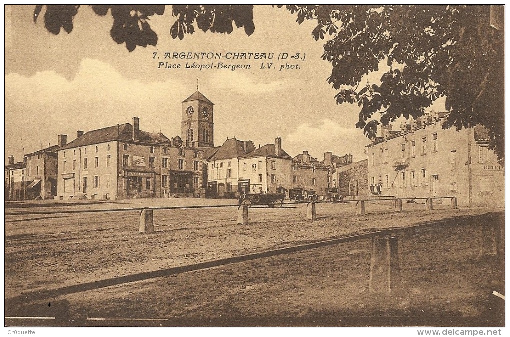 79013 ARGENTON CHÂTEAU - PLACE LEOPOL BERGEON Vers 1940 - Argenton Chateau