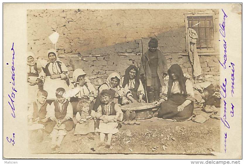 - Ref -H117 - Macedoine - Carte Photo Une Famille De Travailleurs Au Mais -  A Family Of Corn S Workers - - Macédoine Du Nord