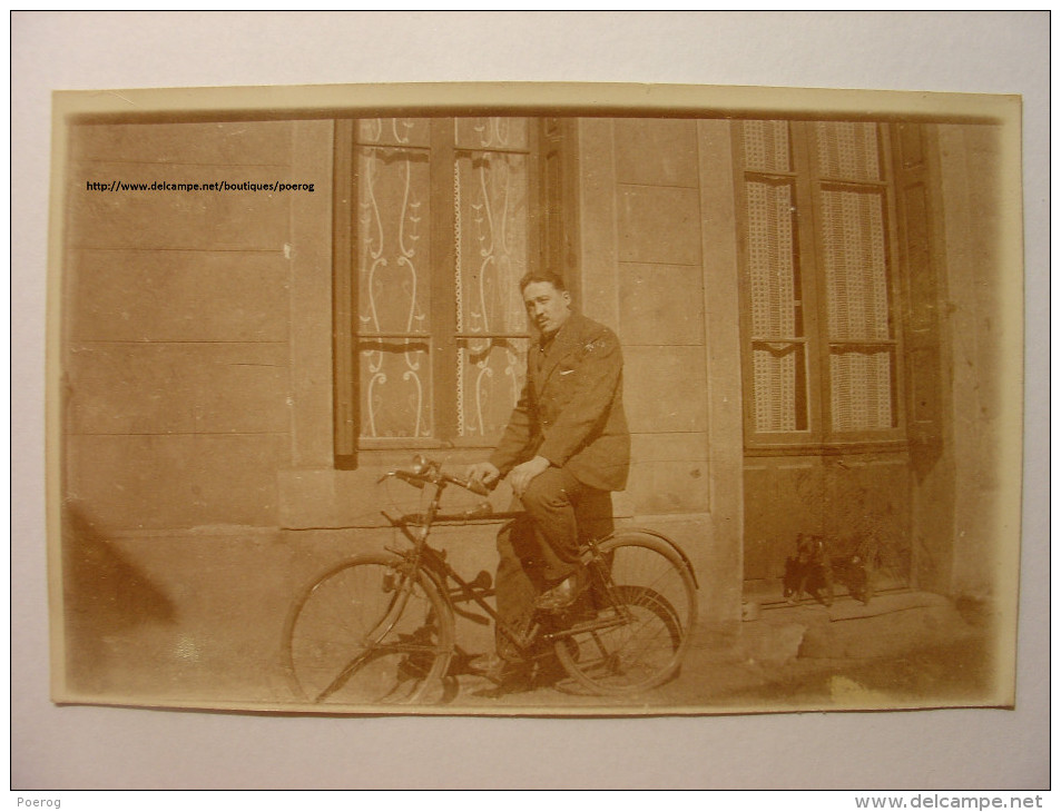 PHOTO ANNEES 1930 / 1940 - HOMME SUR SA BICYCLETTE - VELO - Cycling