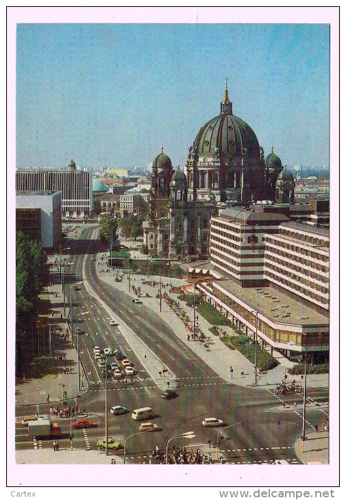 4764   Cpm  BERLIN :   Hauptstadt Der DDR ;   Karl - Liebknecht Strasse - Autres & Non Classés