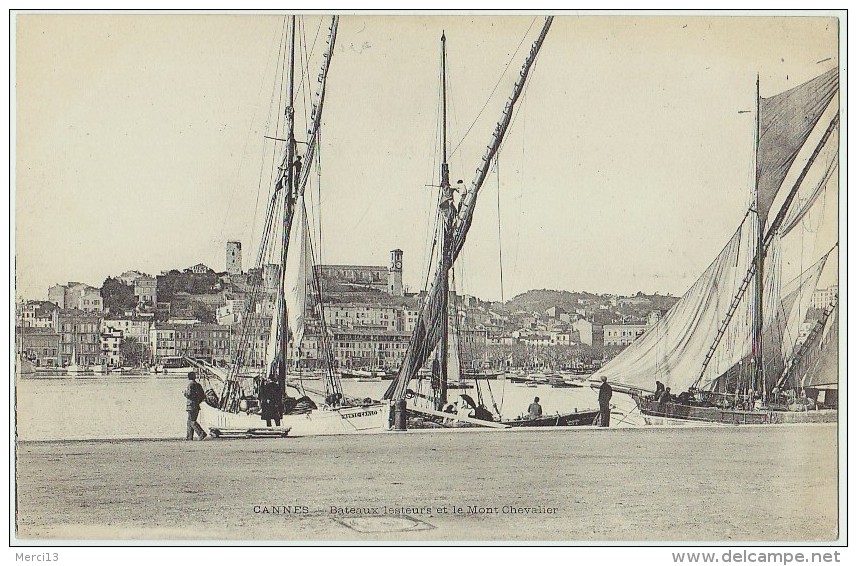 CANNES (06) – Bateaux Lesteurs Et Le Mont Chevalier. Précurseur. - Cannes